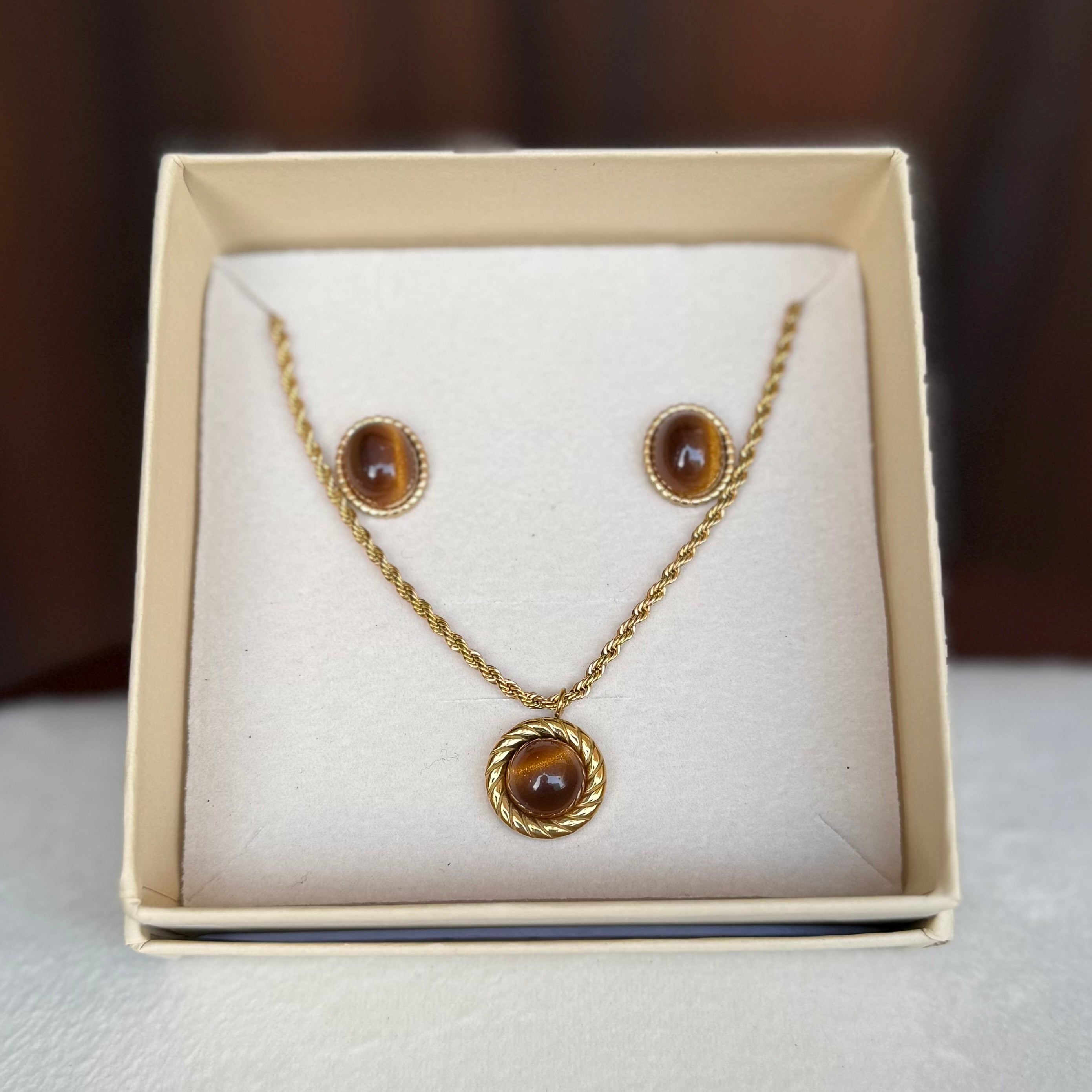 Vintage style: Tiger's Eye Cabochon Jewelry Set